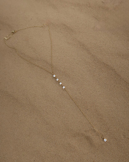 Minimalistische ketting met subtiele hanger, verkrijgbaar in goud en zilver. Gemaakt van stainless steel en waterproof.