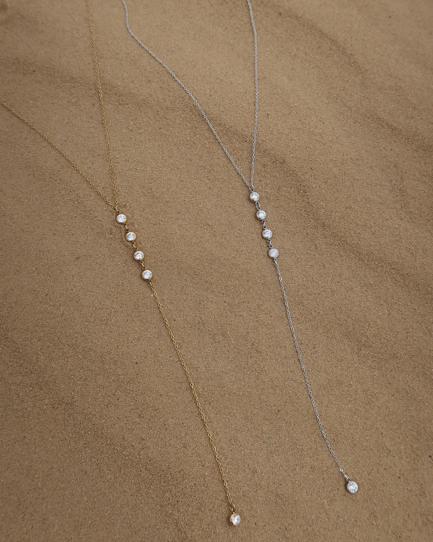 Minimalistische ketting met subtiele hanger, verkrijgbaar in goud en zilver. Gemaakt van stainless steel en waterproof.