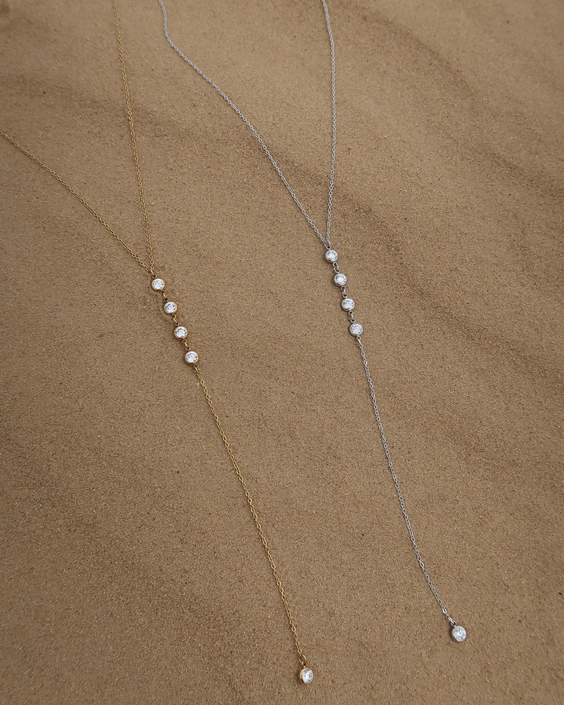 Minimalistische ketting met subtiele hanger, verkrijgbaar in goud en zilver. Gemaakt van stainless steel en waterproof.