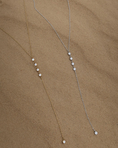 Minimalistische ketting met subtiele hanger, verkrijgbaar in goud en zilver. Gemaakt van stainless steel en waterproof.