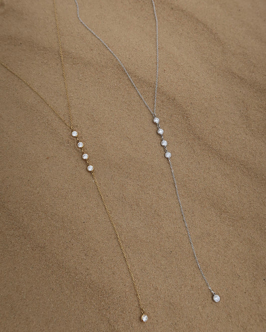 Minimalistische ketting met subtiele hanger, verkrijgbaar in goud en zilver. Gemaakt van stainless steel en waterproof.