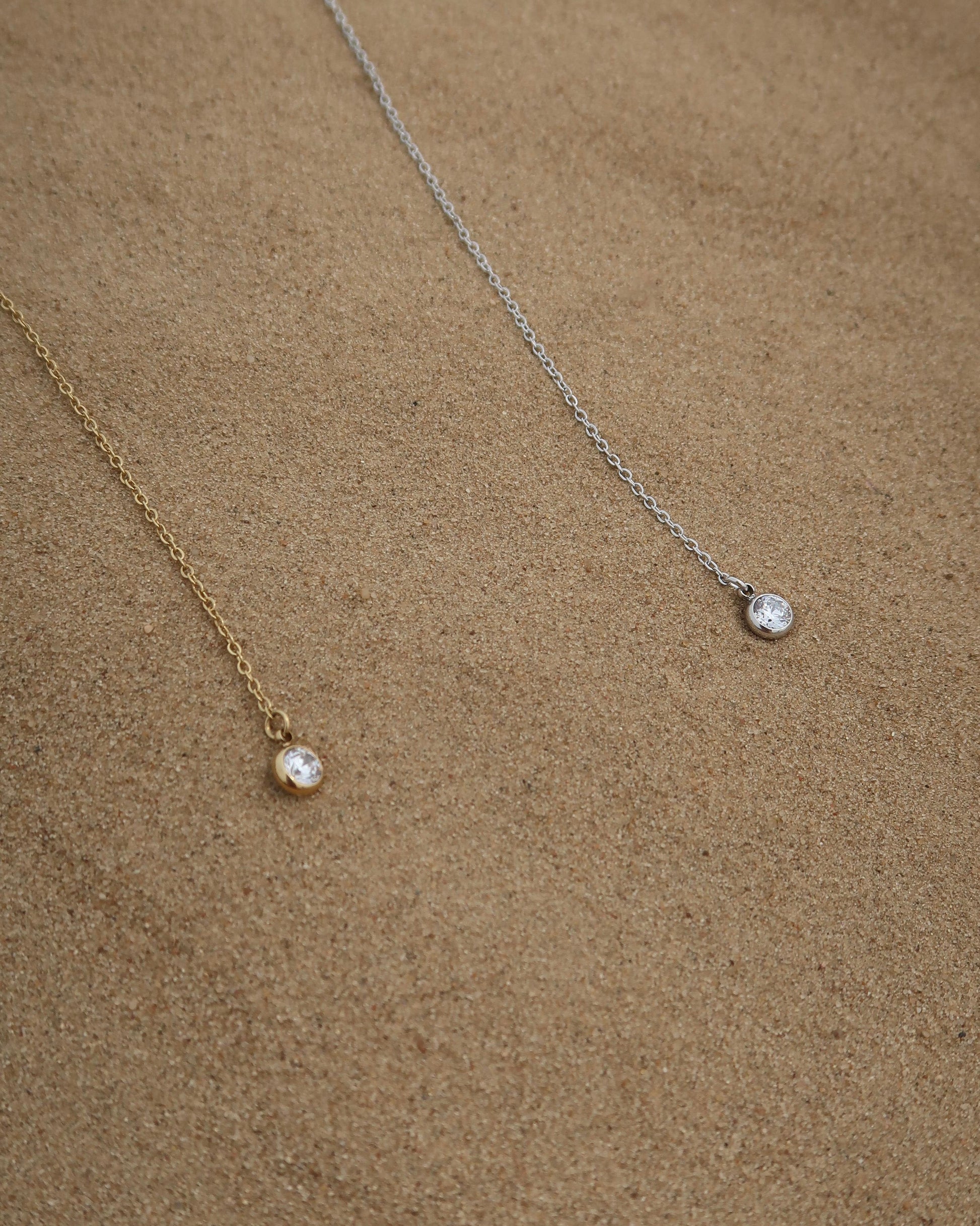 Minimalistische ketting met subtiele hanger, verkrijgbaar in goud en zilver. Gemaakt van stainless steel en waterproof.