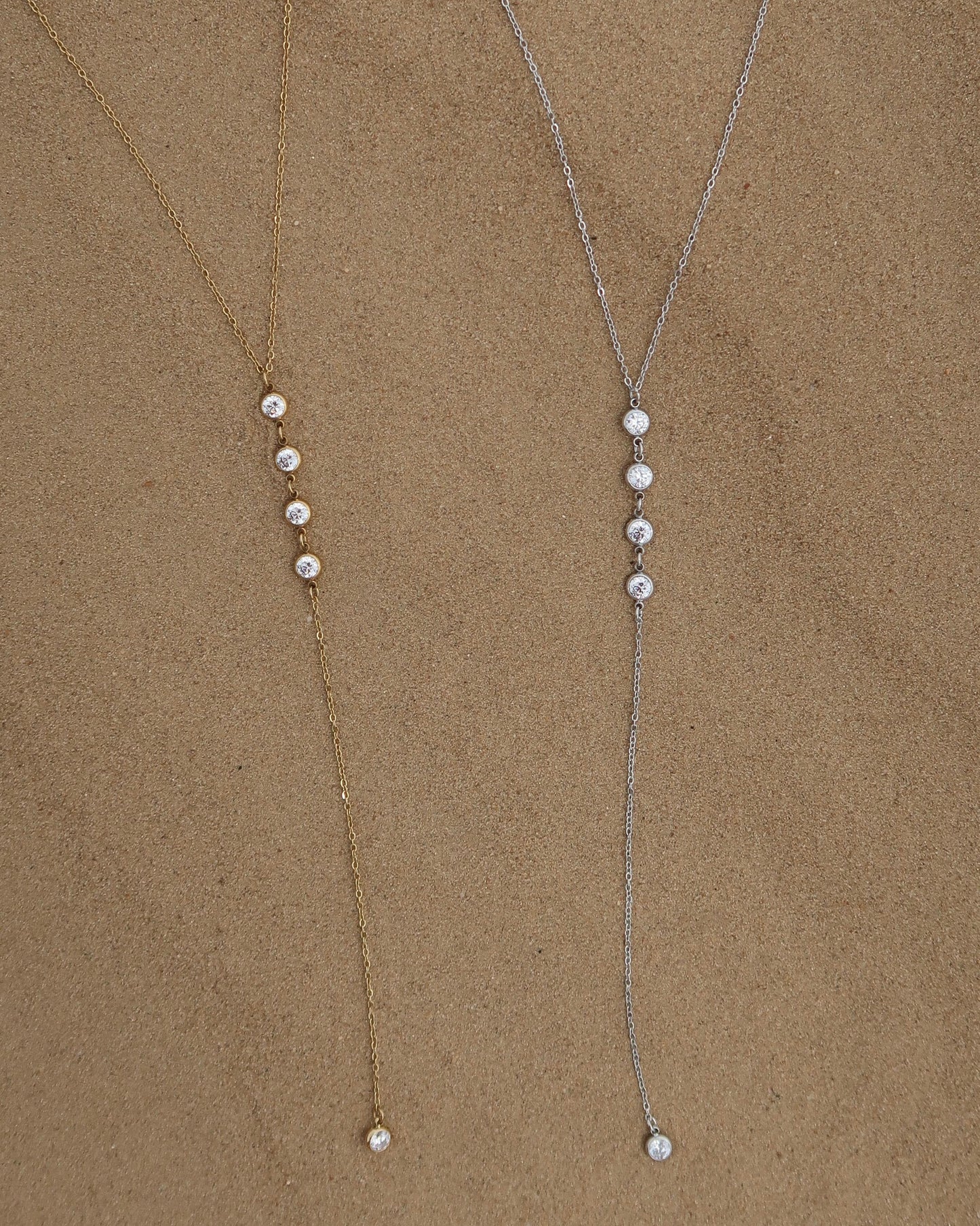 Minimalistische ketting met subtiele hanger, verkrijgbaar in goud en zilver. Gemaakt van stainless steel en waterproof.