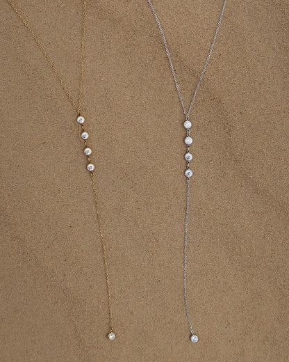 Minimalistische ketting met subtiele hanger, verkrijgbaar in goud en zilver. Gemaakt van stainless steel en waterproof.