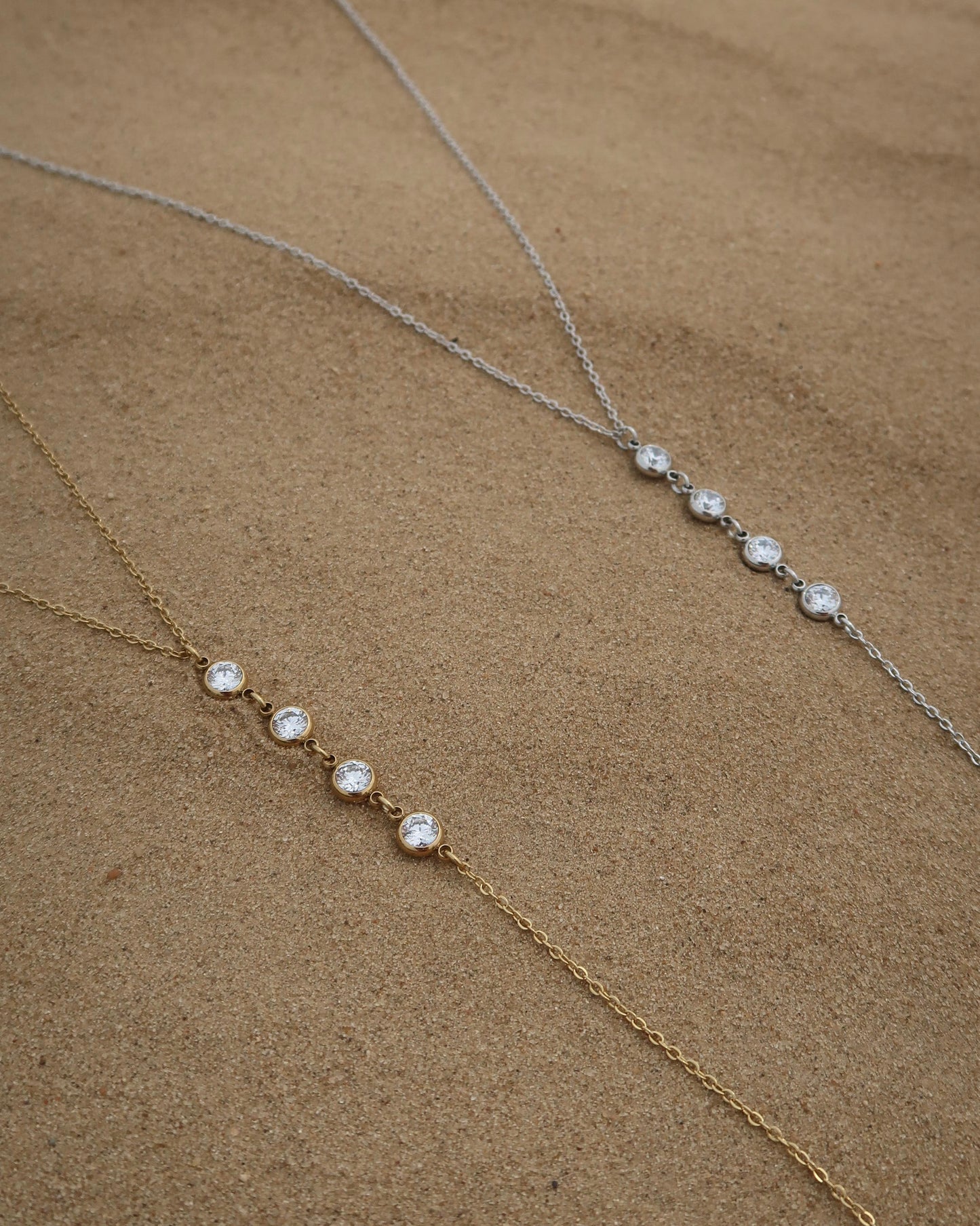 Minimalistische ketting met subtiele hanger, verkrijgbaar in goud en zilver. Gemaakt van stainless steel en waterproof.