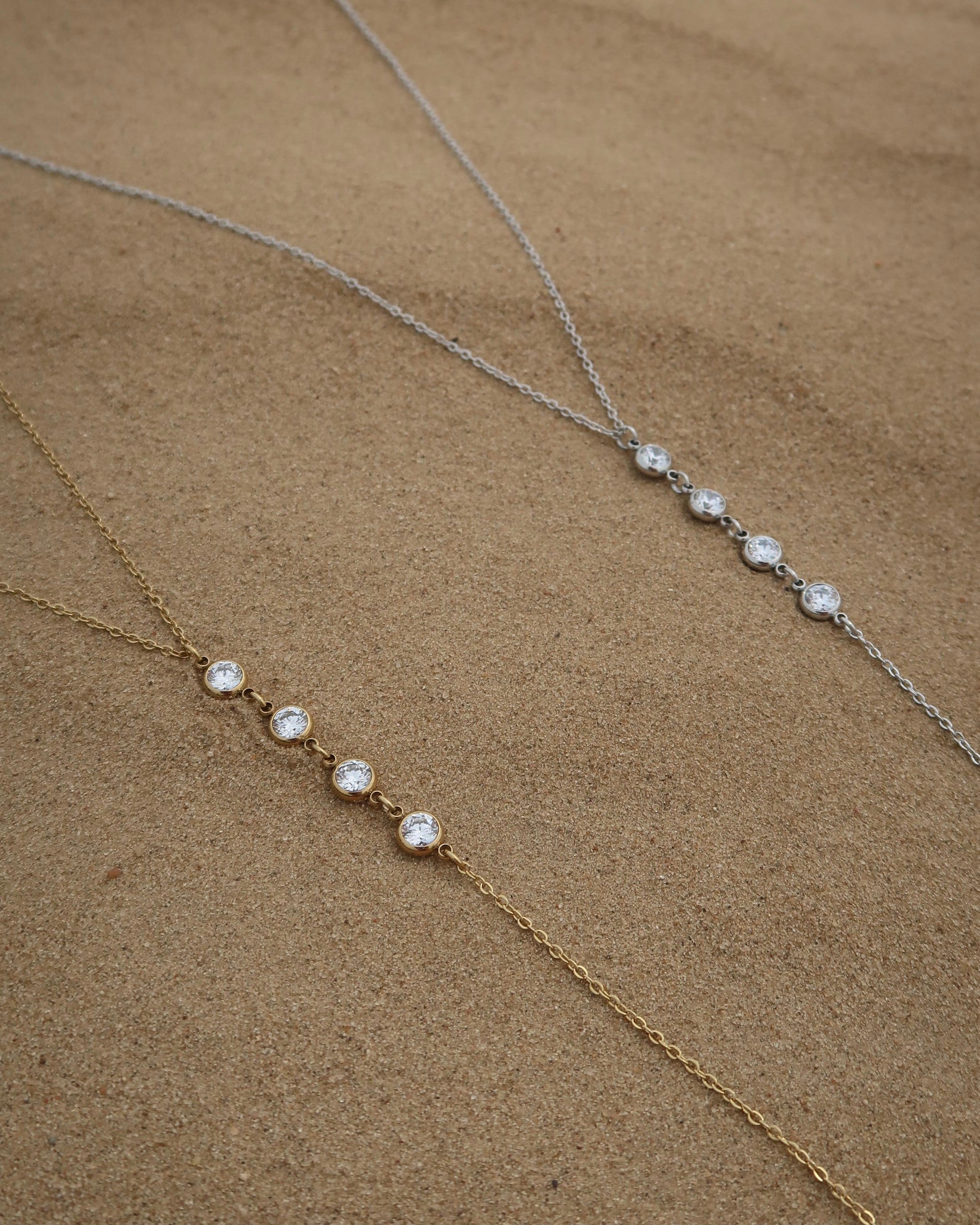 Minimalistische ketting met subtiele hanger, verkrijgbaar in goud en zilver. Gemaakt van stainless steel en waterproof.