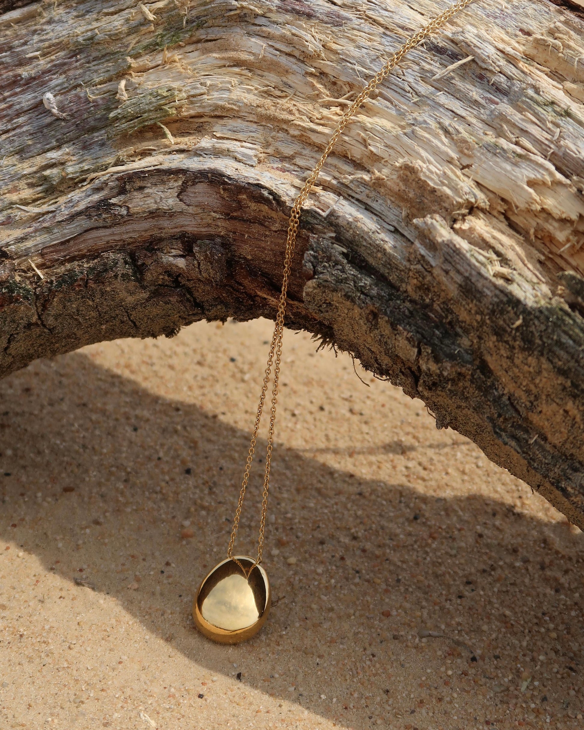 Gouden lange ketting met ovale hanger, elegant en waterproof design van stainless steel.