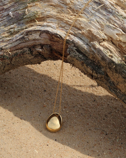 Gouden lange ketting met ovale hanger, elegant en waterproof design van stainless steel.