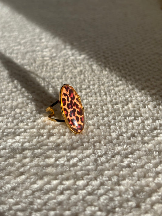Gouden ring met ovale panterprint steen, verstelbaar, stainless steel en waterproof.