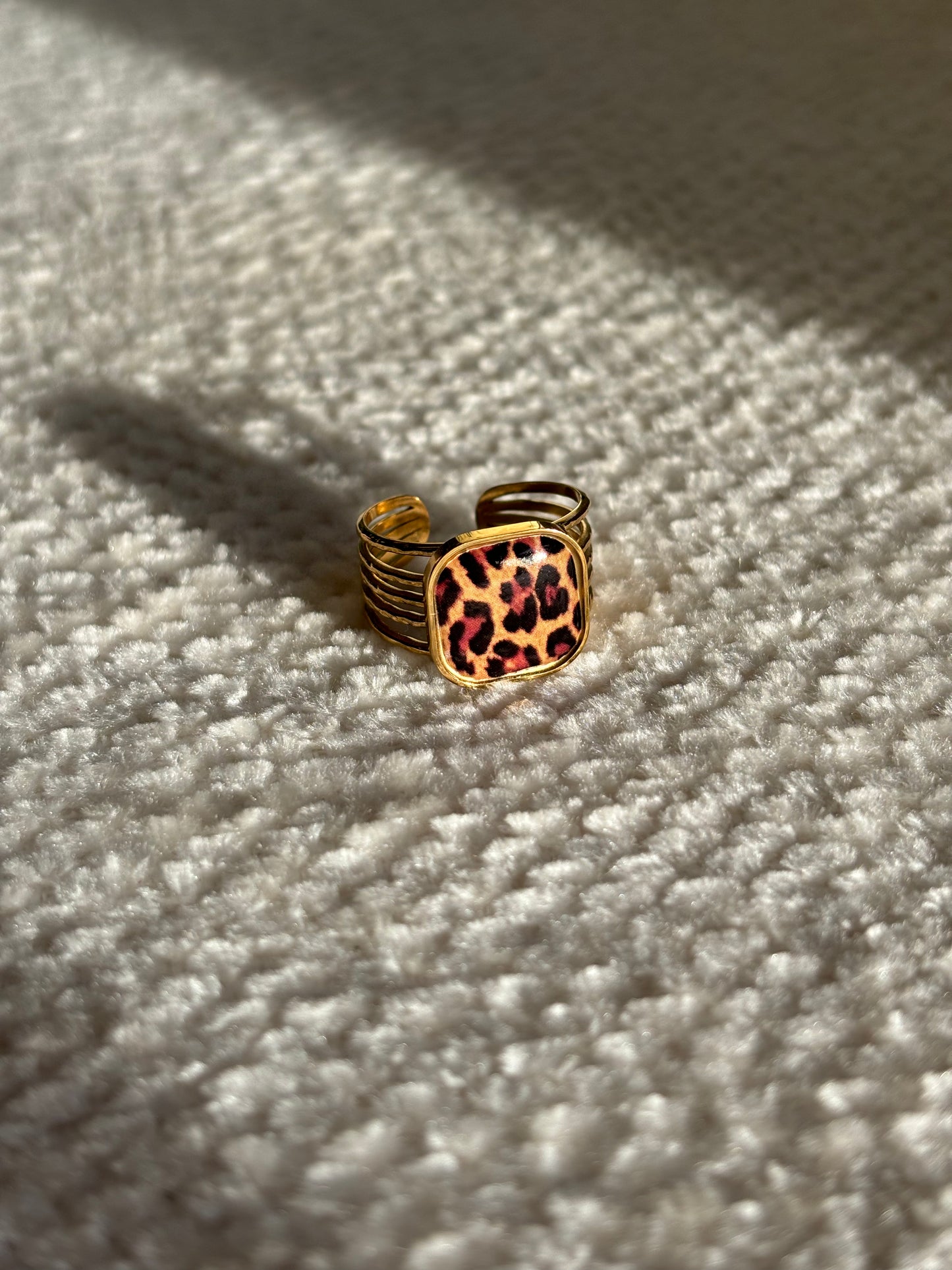 Gouden ring met vierkante panterprint steen, verstelbaar, stainless steel en waterproof.