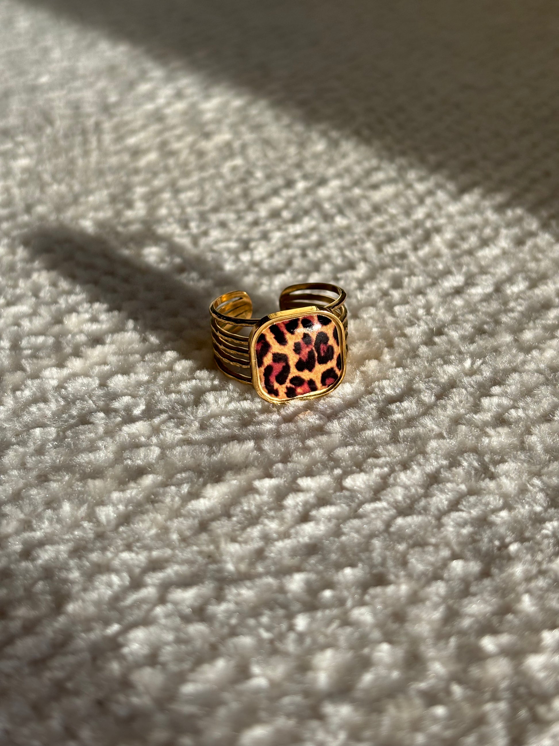 Gouden ring met vierkante panterprint steen, verstelbaar, stainless steel en waterproof.