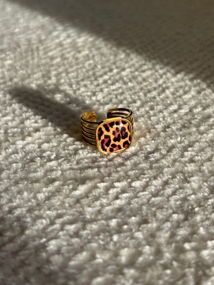 Gouden ring met vierkante panterprint steen, verstelbaar, stainless steel en waterproof.