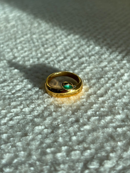 Goudkleurige ring met een subtiele druppelvormige groene steen, stainless steel