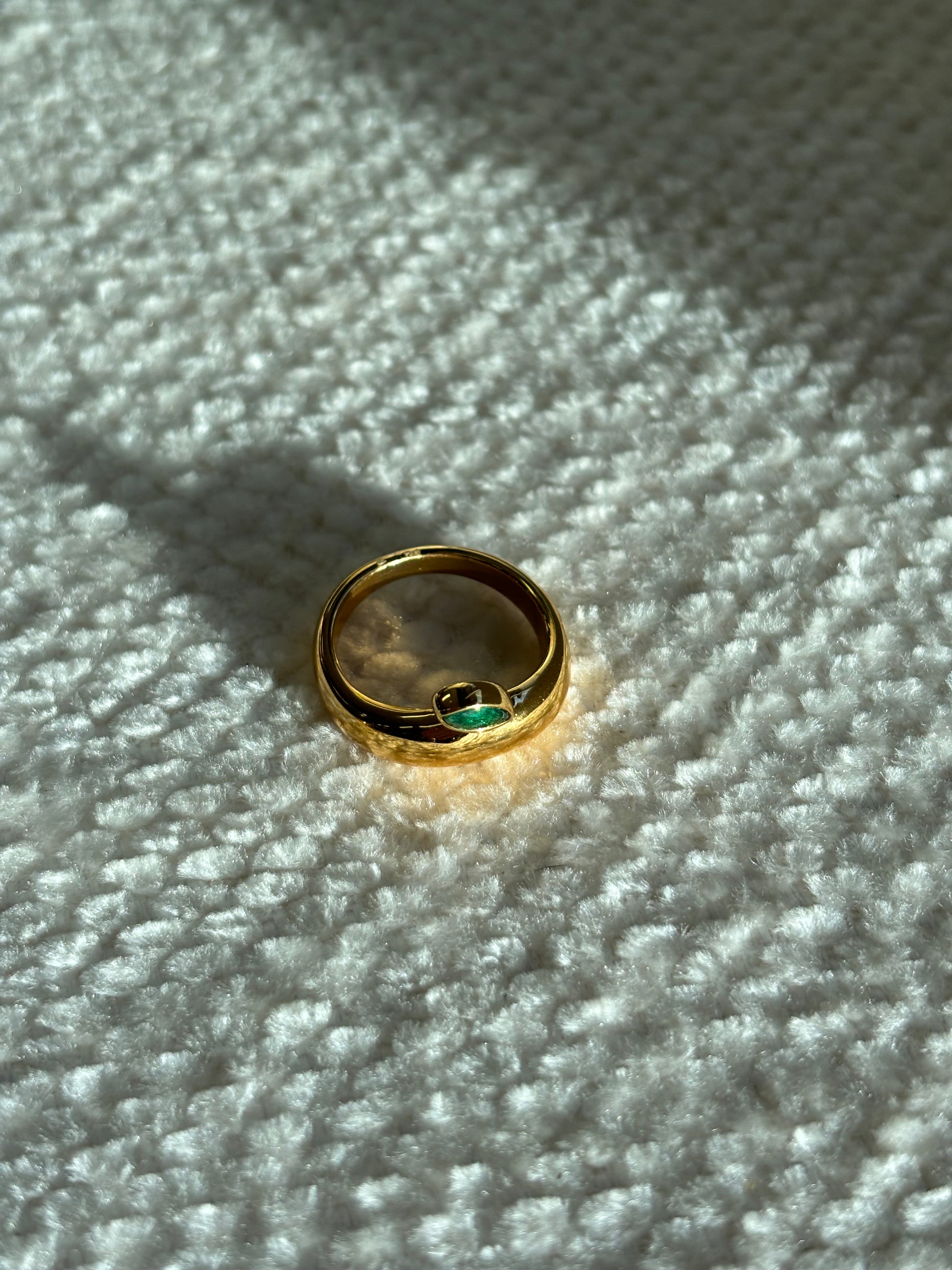 Goudkleurige ring met een subtiele druppelvormige groene steen, stainless steel