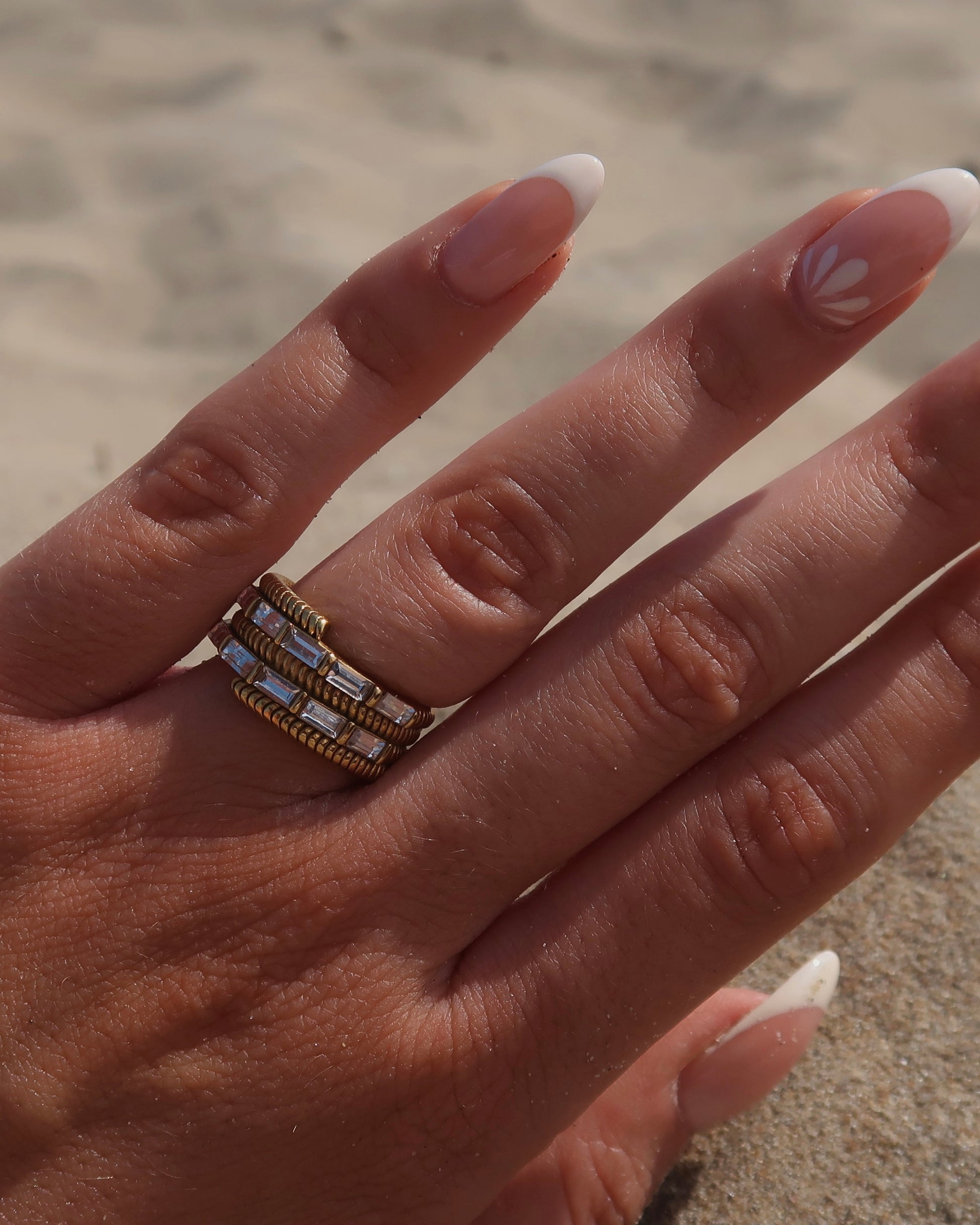 Goudkleurige statement ring met twee rijen zilveren steentjes en verfijnde details – waterproof en stainless steel.