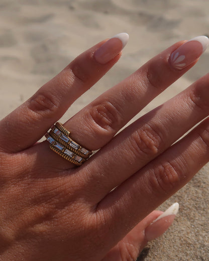 Goudkleurige statement ring met twee rijen zilveren steentjes en verfijnde details – waterproof en stainless steel.