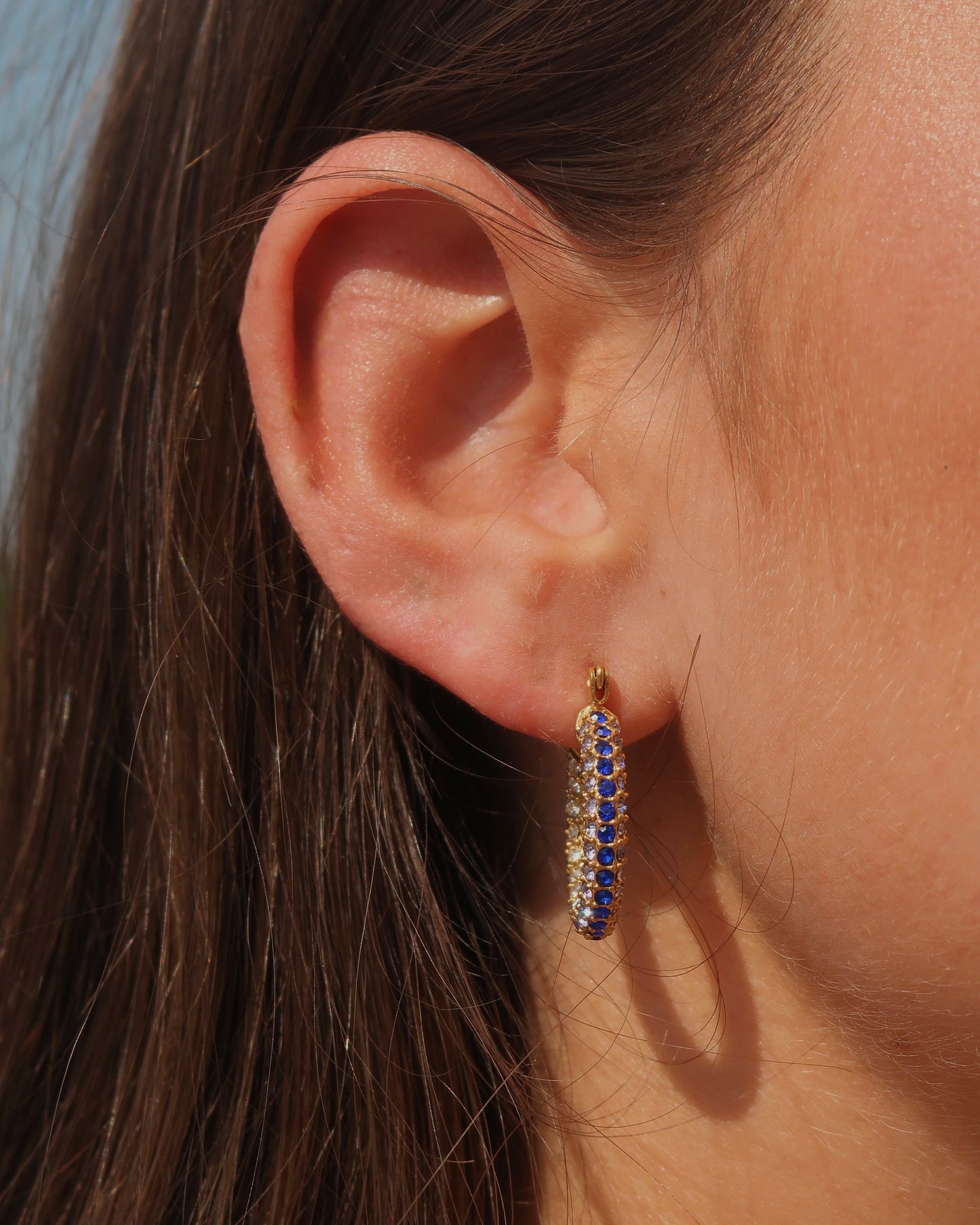 Ronde gouden oorbellen met kleurrijke steentjes, stainless steel, vrolijk en opvallend design