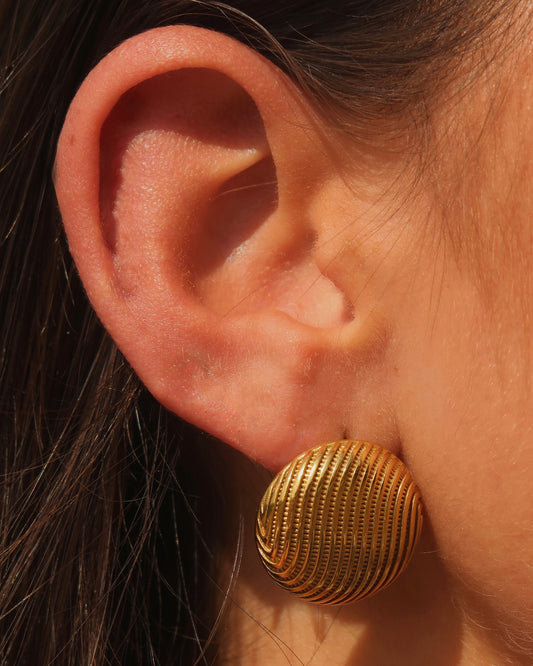 Gouden ronde oorbellen met subtiel reliëfpatroon, gemaakt van stainless steel
