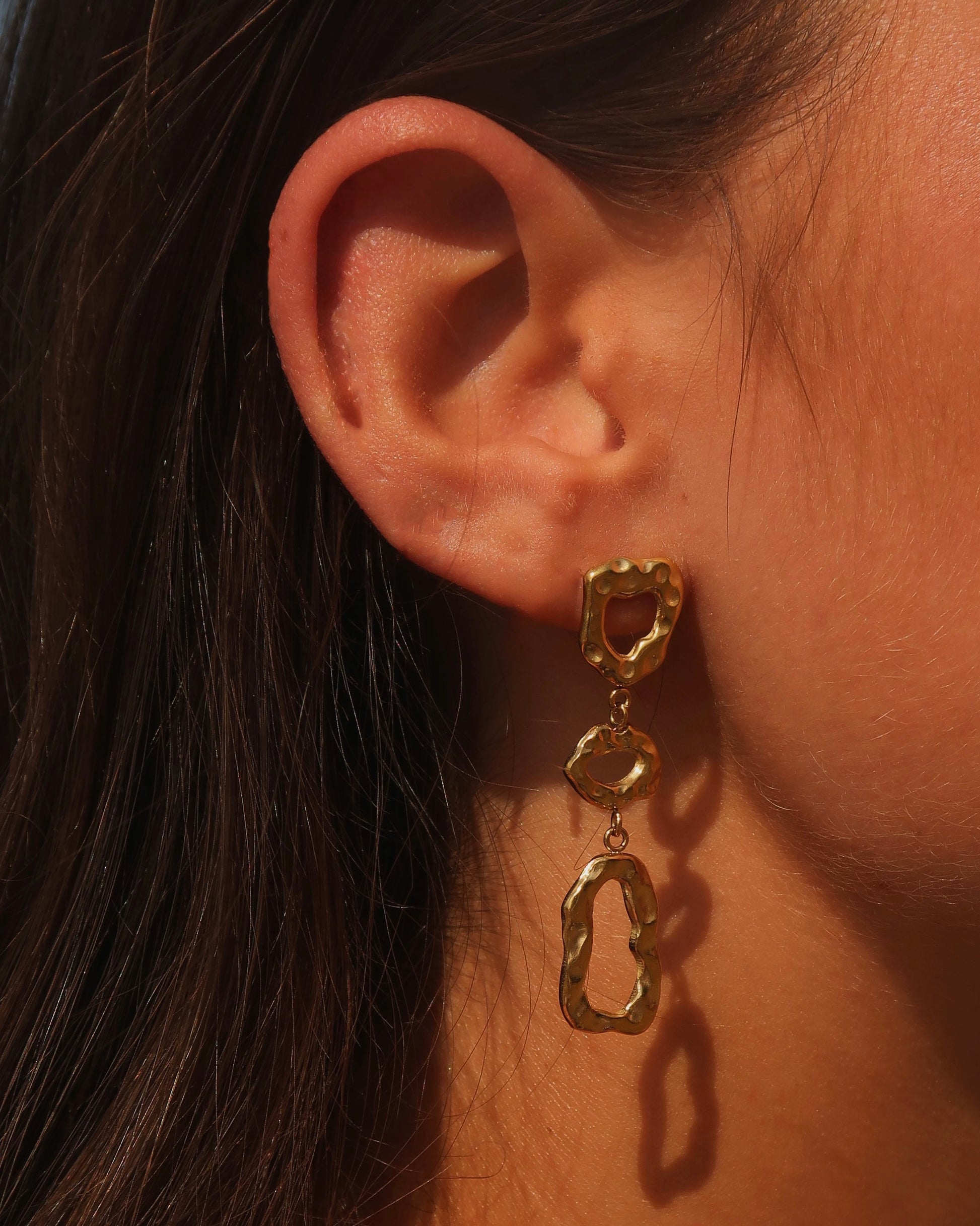 Gouden hanger oorbellen met drie asymmetrische cirkels stainless steel