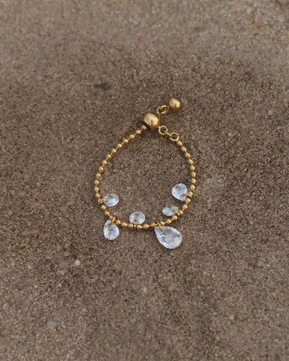 Verstelbare stainless steel ring met bolletjesbandje en hangende druppelvormige steentjes, verkrijgbaar in goud en zilver