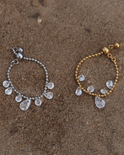 Verstelbare stainless steel ring met bolletjesbandje en hangende druppelvormige steentjes, verkrijgbaar in goud en zilver