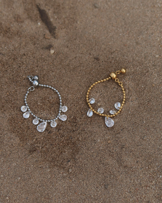 Verstelbare stainless steel ring met bolletjesbandje en hangende druppelvormige steentjes, verkrijgbaar in goud en zilver