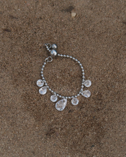 Verstelbare stainless steel ring met bolletjesbandje en hangende druppelvormige steentjes, verkrijgbaar in goud en zilver