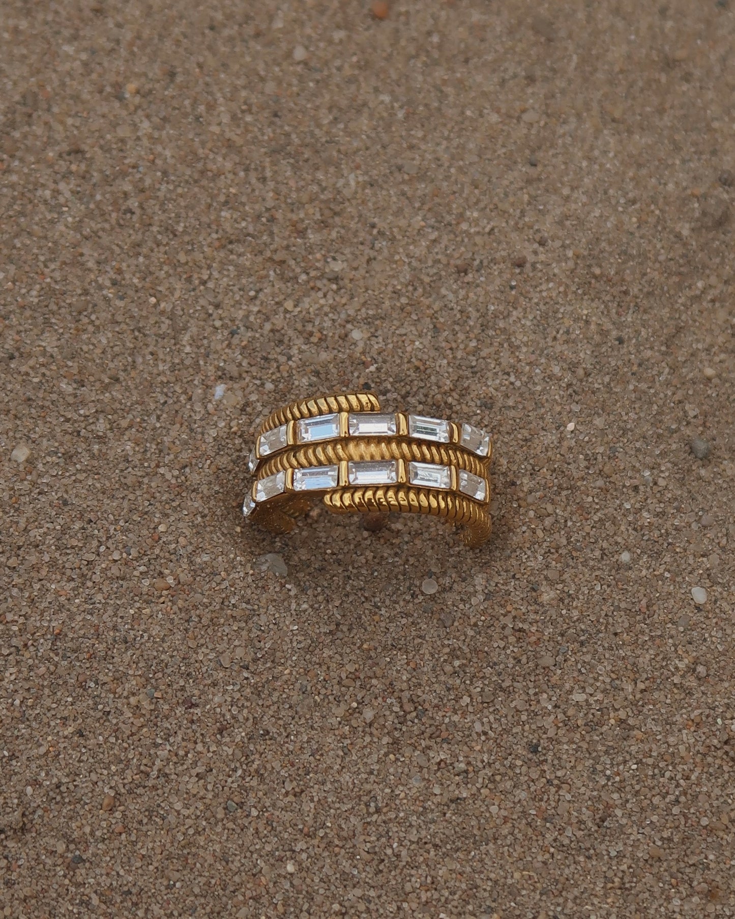 Goudkleurige statement ring met twee rijen zilveren steentjes en verfijnde details – waterproof en stainless steel.