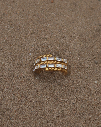 Goudkleurige statement ring met twee rijen zilveren steentjes en verfijnde details – waterproof en stainless steel.