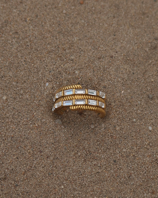 Goudkleurige statement ring met twee rijen zilveren steentjes en verfijnde details – waterproof en stainless steel.