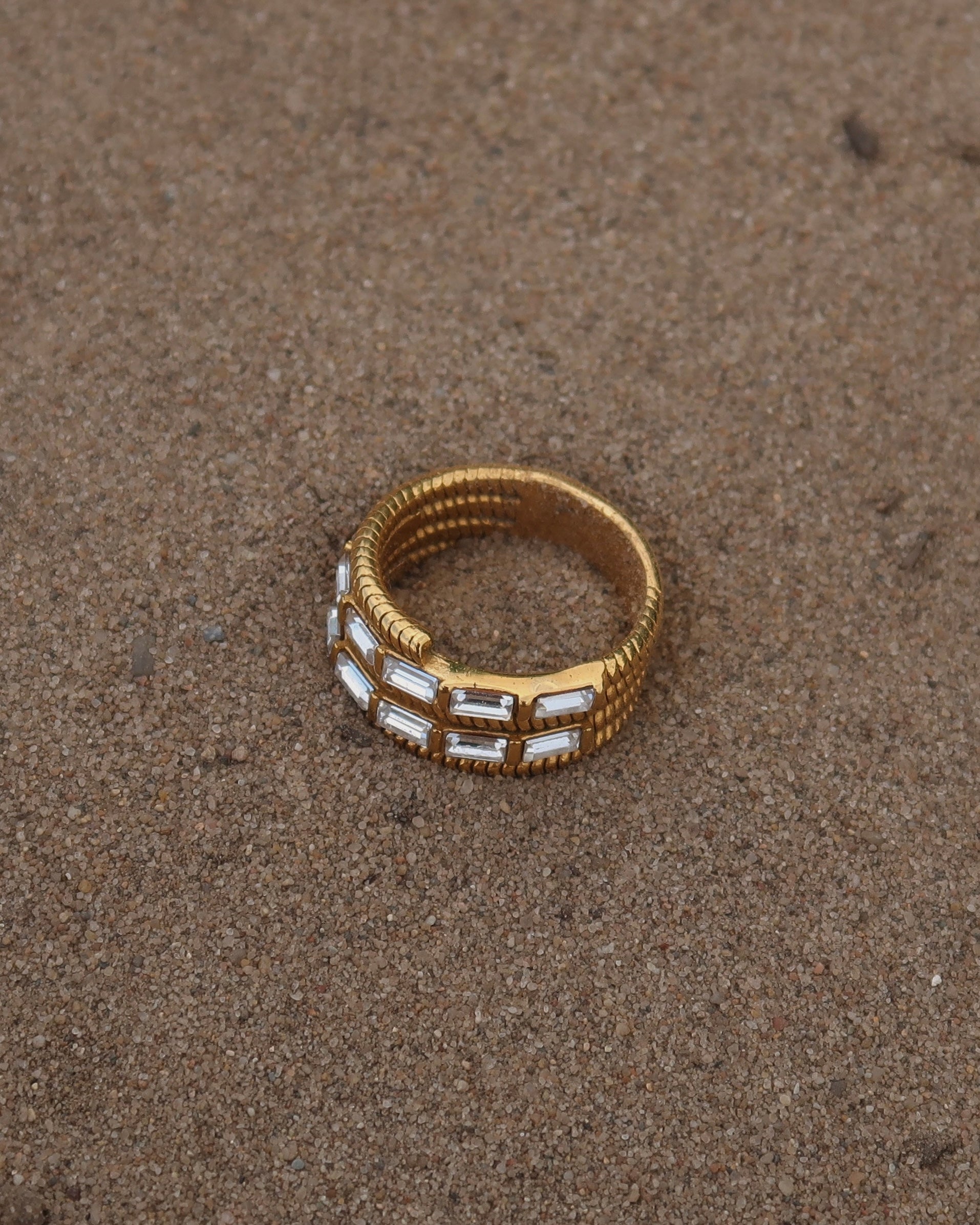 Goudkleurige statement ring met twee rijen zilveren steentjes en verfijnde details – waterproof en stainless steel.