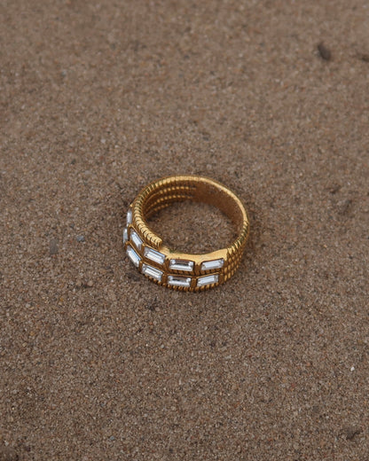 Goudkleurige statement ring met twee rijen zilveren steentjes en verfijnde details – waterproof en stainless steel.