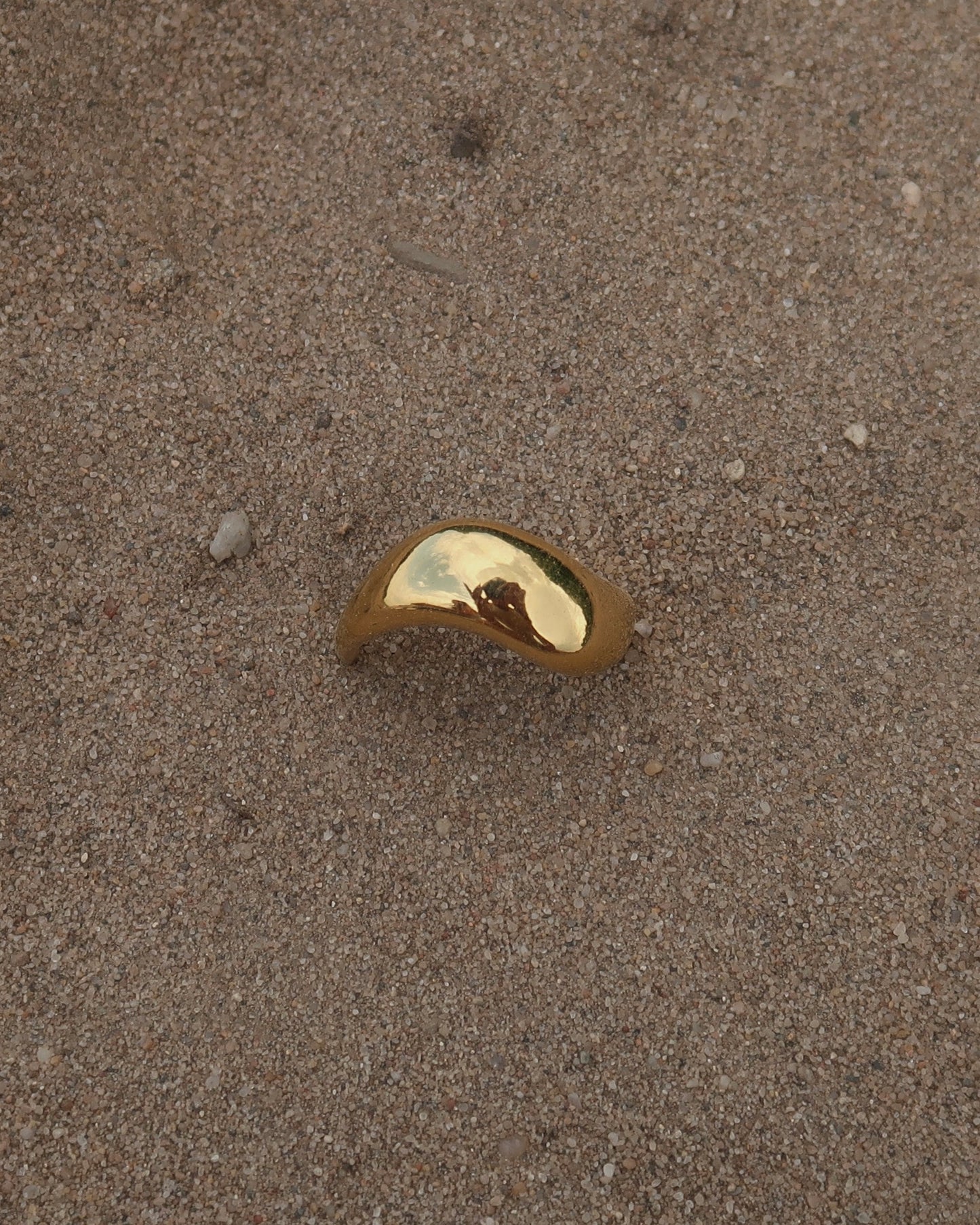 Goud- of zilverkleurige ring met wavy design en gladde afwerking