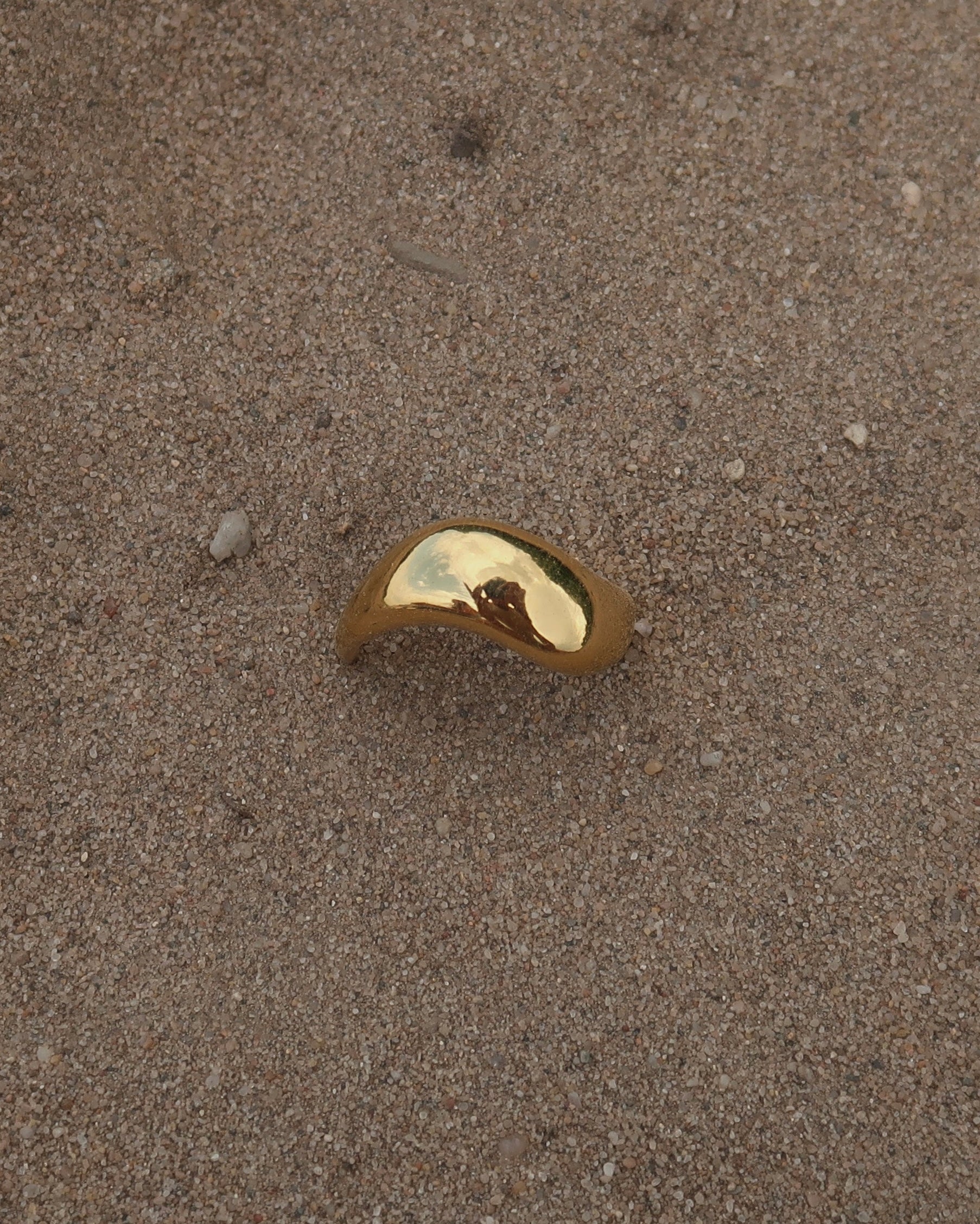 Goud- of zilverkleurige ring met wavy design en gladde afwerking