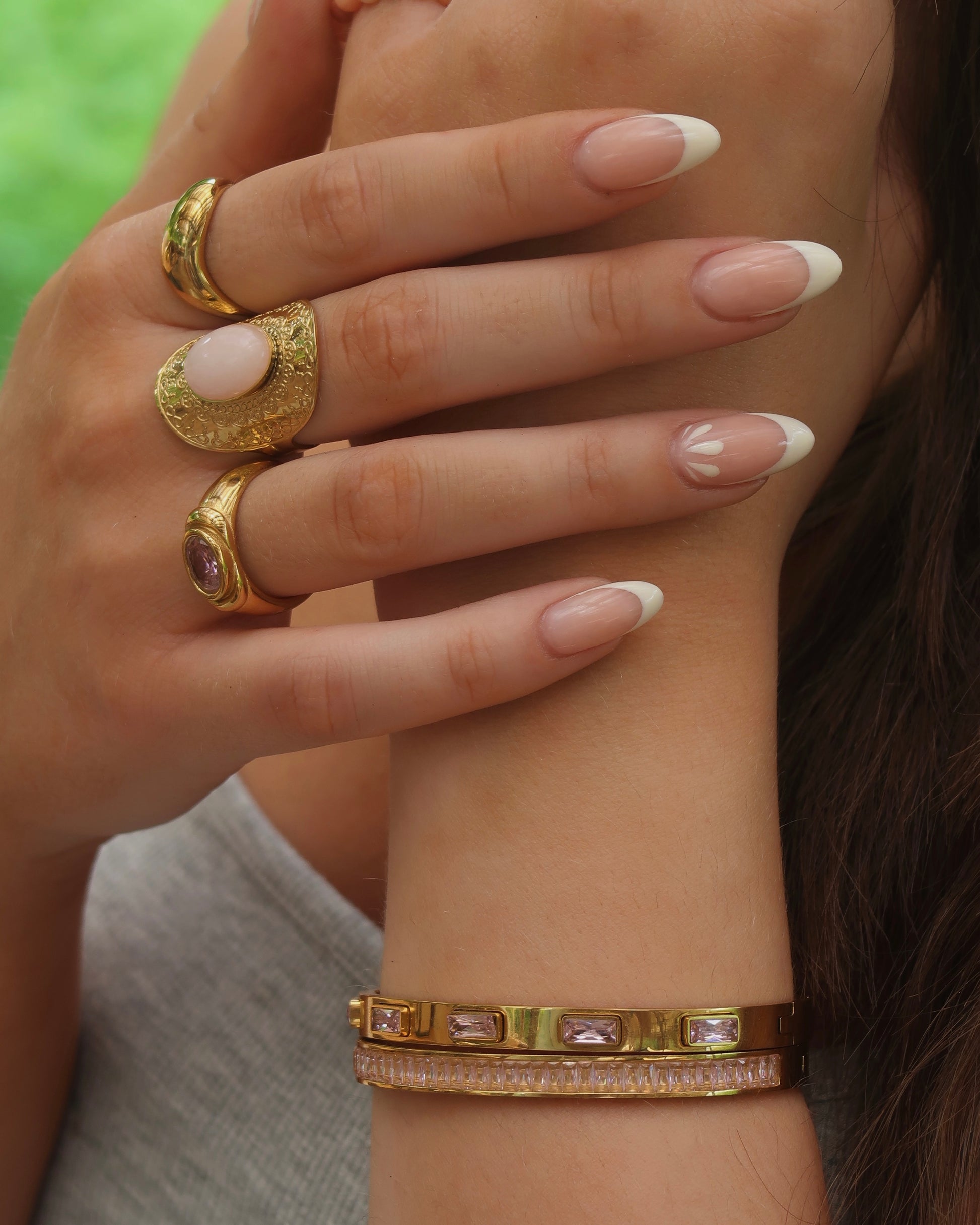 Gouden bangle set met vierkante roze steentjes en roze detail, stainless steel