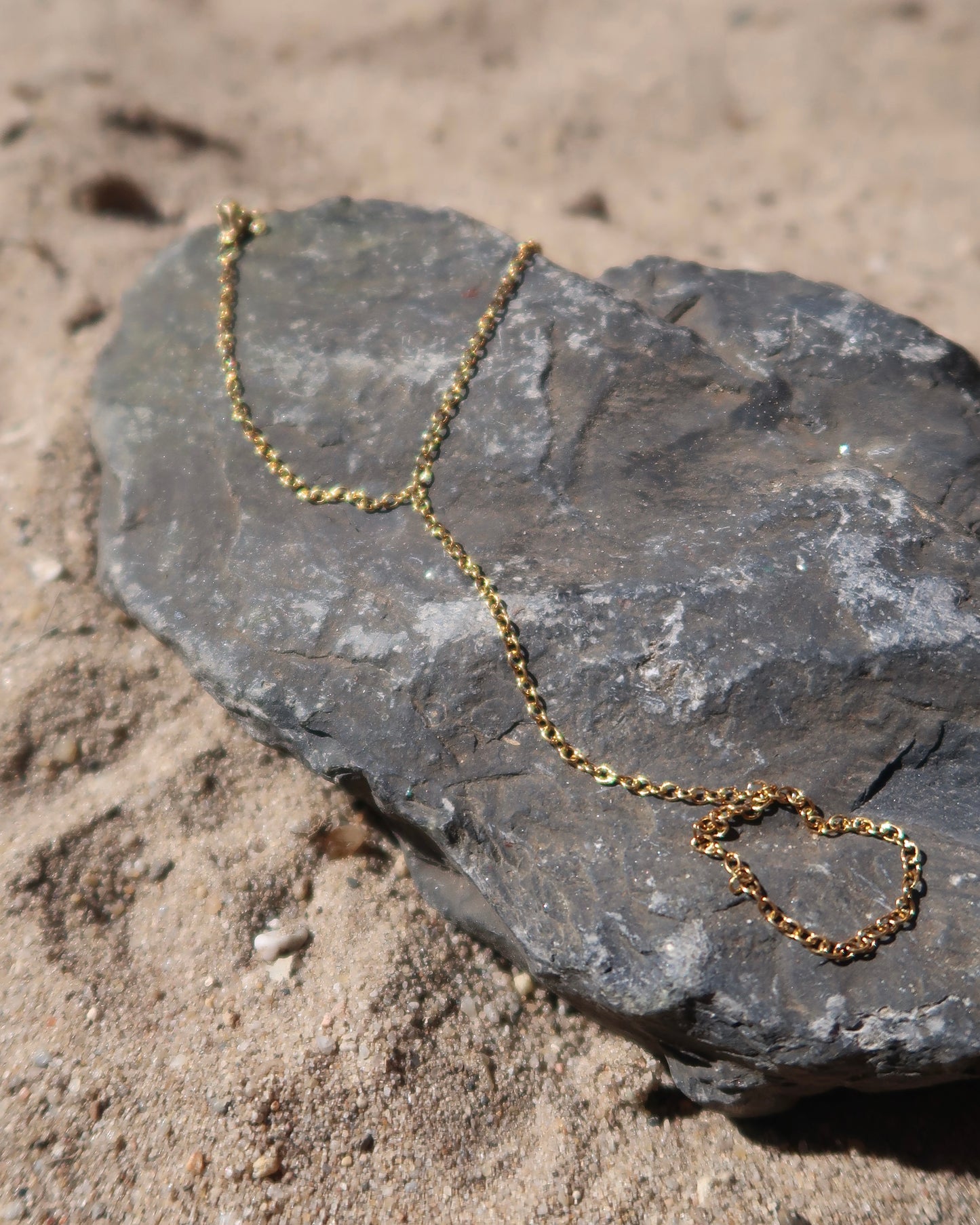 Gouden hand chain met verfijnd ontwerp, verstelbare armband en aangesloten ring – gemaakt van stainless steel