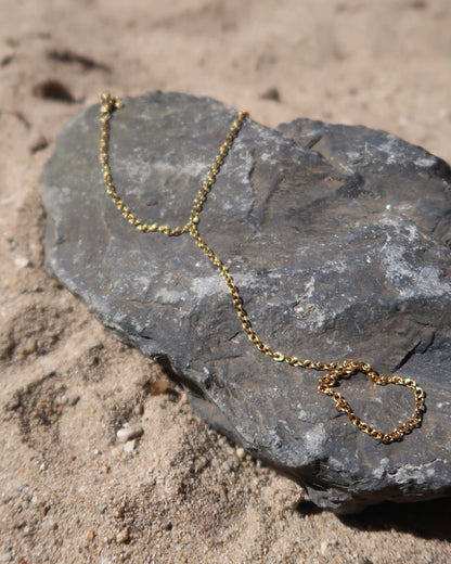 Gouden hand chain met verfijnd ontwerp, verstelbare armband en aangesloten ring – gemaakt van stainless steel