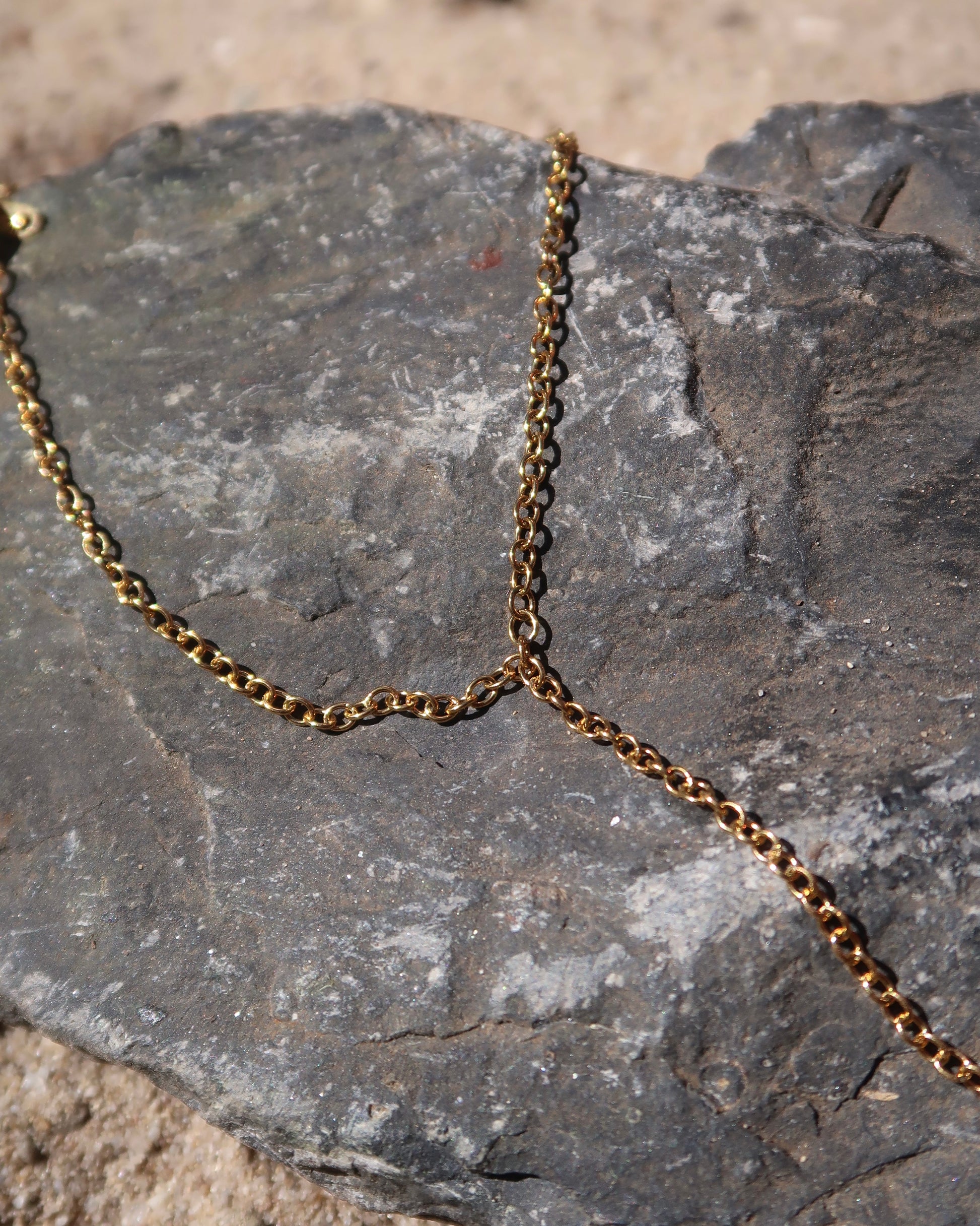 Gouden hand chain met verfijnd ontwerp, verstelbare armband en aangesloten ring – gemaakt van stainless steel