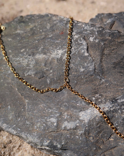 Gouden hand chain met verfijnd ontwerp, verstelbare armband en aangesloten ring – gemaakt van stainless steel