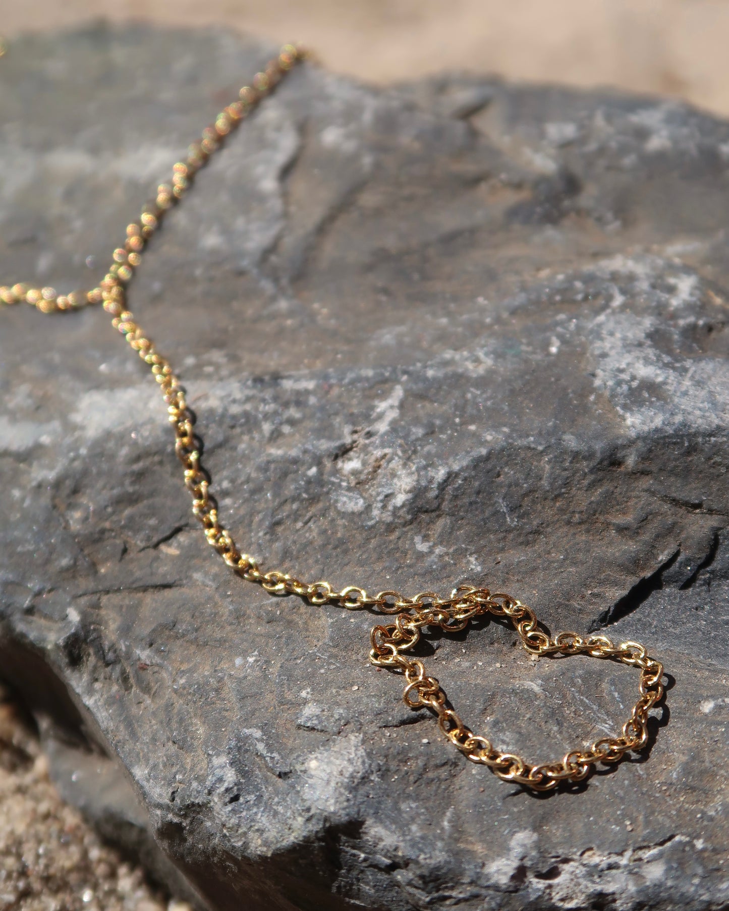 Gouden hand chain met verfijnd ontwerp, verstelbare armband en aangesloten ring – gemaakt van stainless steel