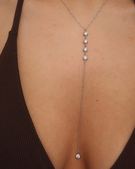 Minimalistische ketting met subtiele hanger, verkrijgbaar in goud en zilver. Gemaakt van stainless steel en waterproof.