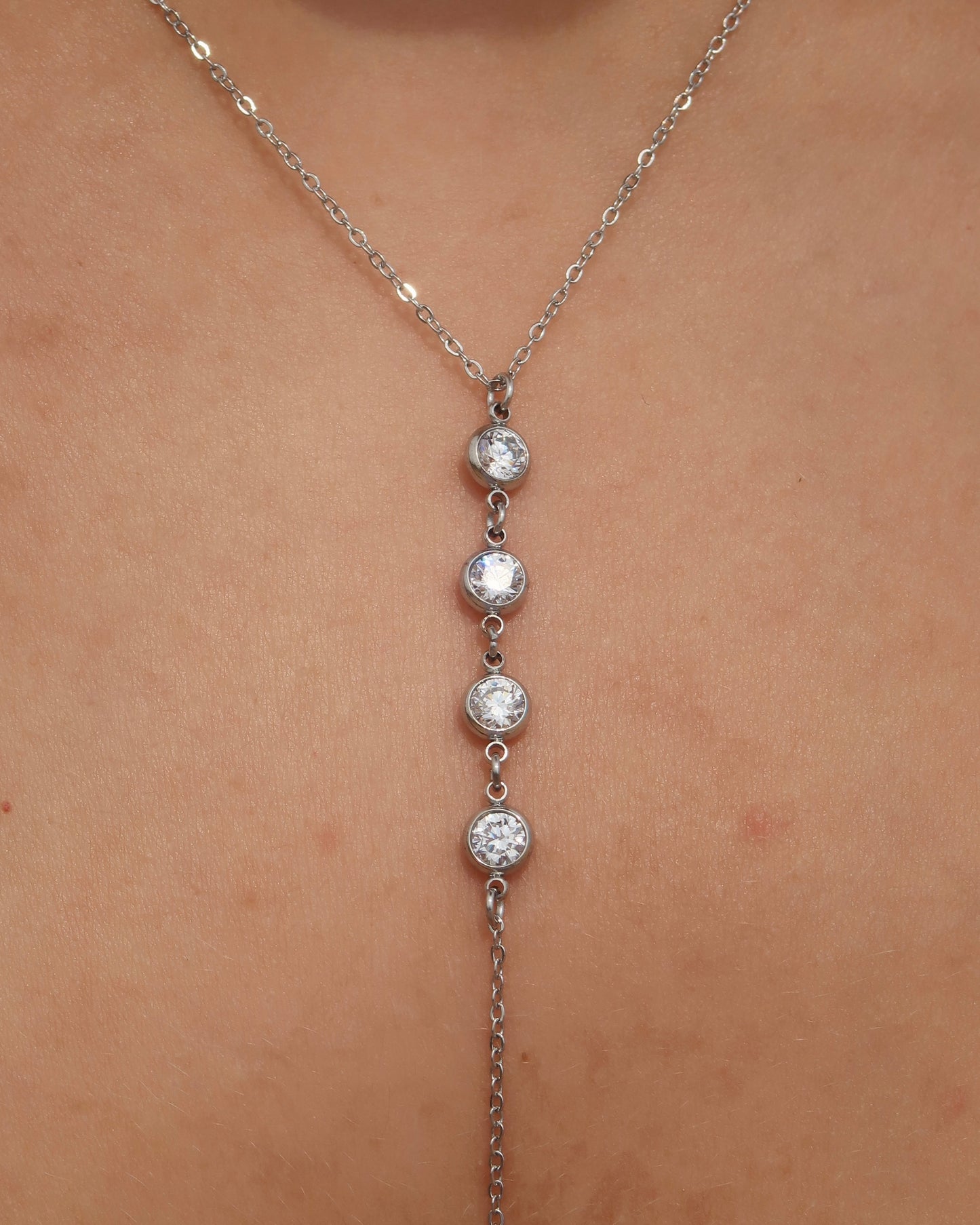 Minimalistische ketting met subtiele hanger, verkrijgbaar in goud en zilver. Gemaakt van stainless steel en waterproof.