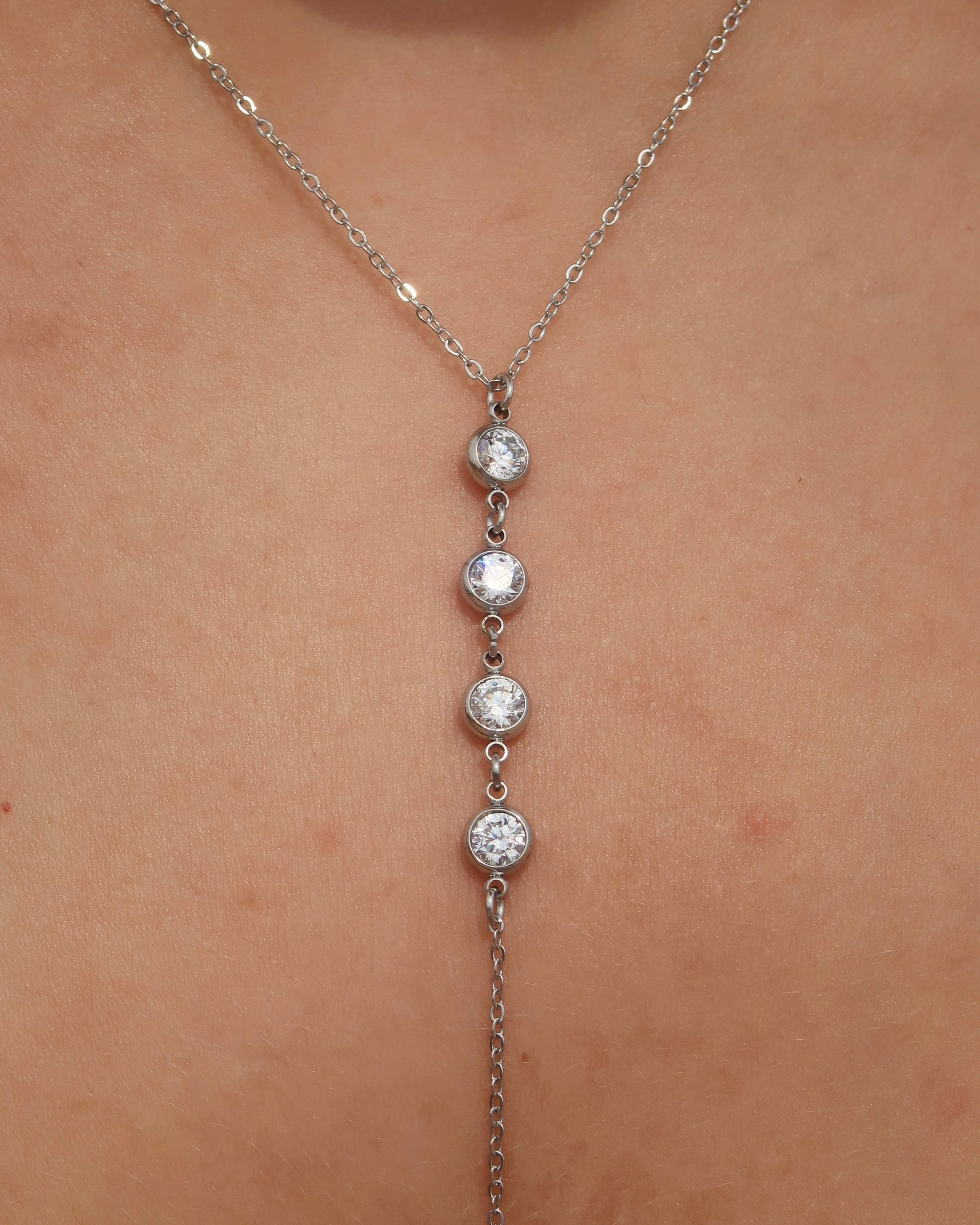 Minimalistische ketting met subtiele hanger, verkrijgbaar in goud en zilver. Gemaakt van stainless steel en waterproof.