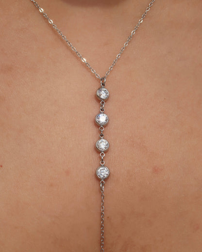 Minimalistische ketting met subtiele hanger, verkrijgbaar in goud en zilver. Gemaakt van stainless steel en waterproof.