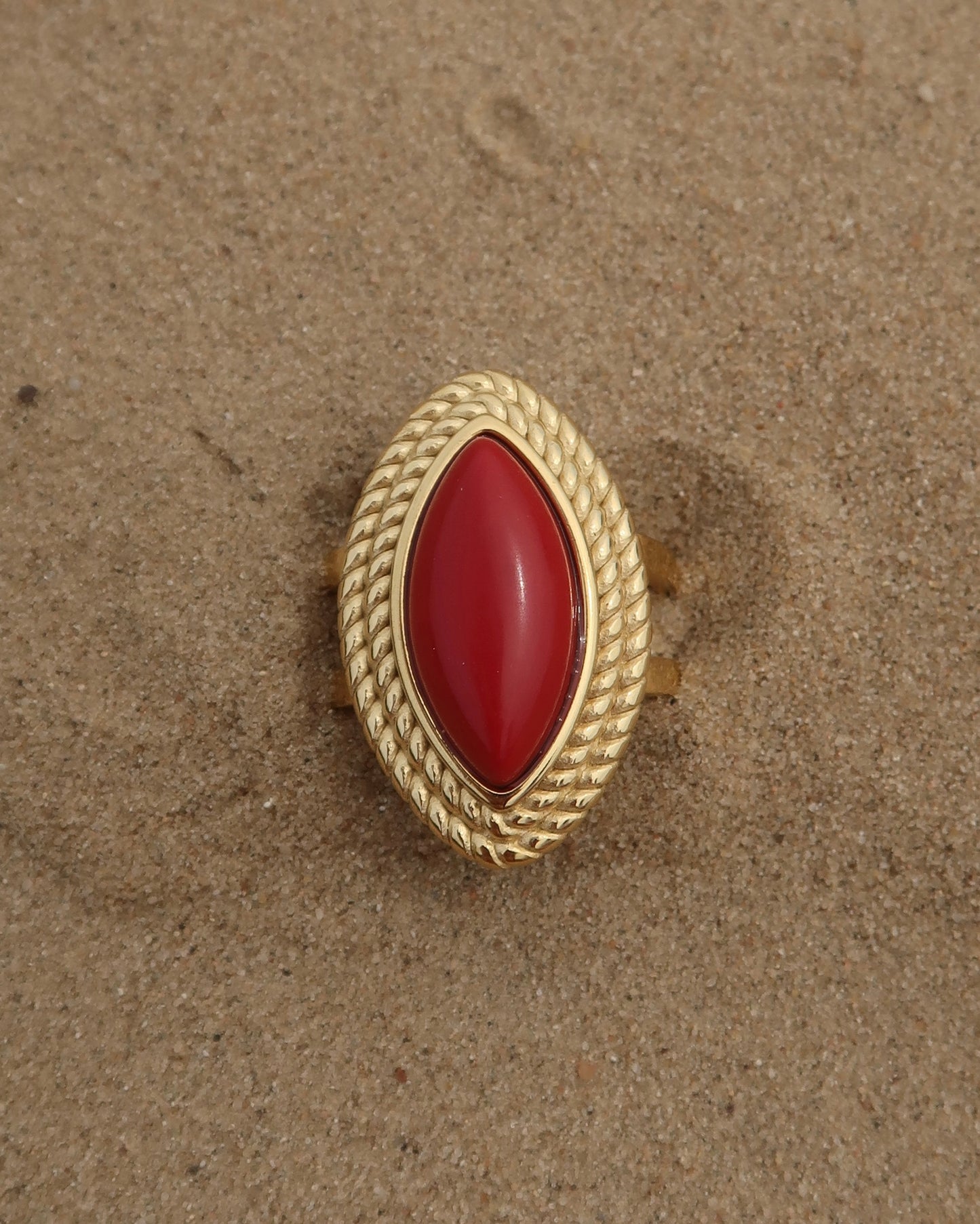 Madrid Ring: verstelbare gouden ring met rode steen. Luxe uitstraling, stainless steel en waterproof.