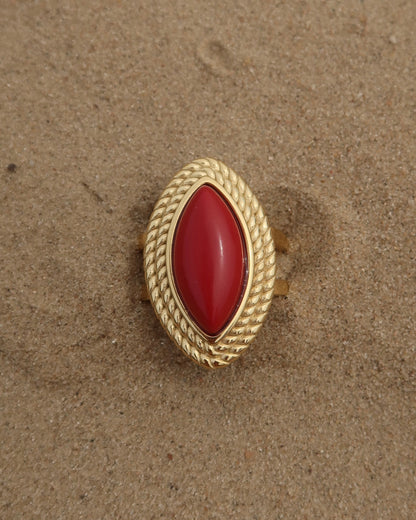 Madrid Ring: verstelbare gouden ring met rode steen. Luxe uitstraling, stainless steel en waterproof.