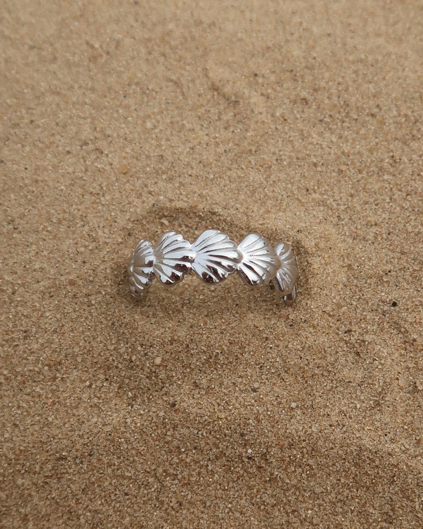 Bali Ring: verstelbare gouden of zilveren ring met schelpdetails. Stainless steel en waterproof.