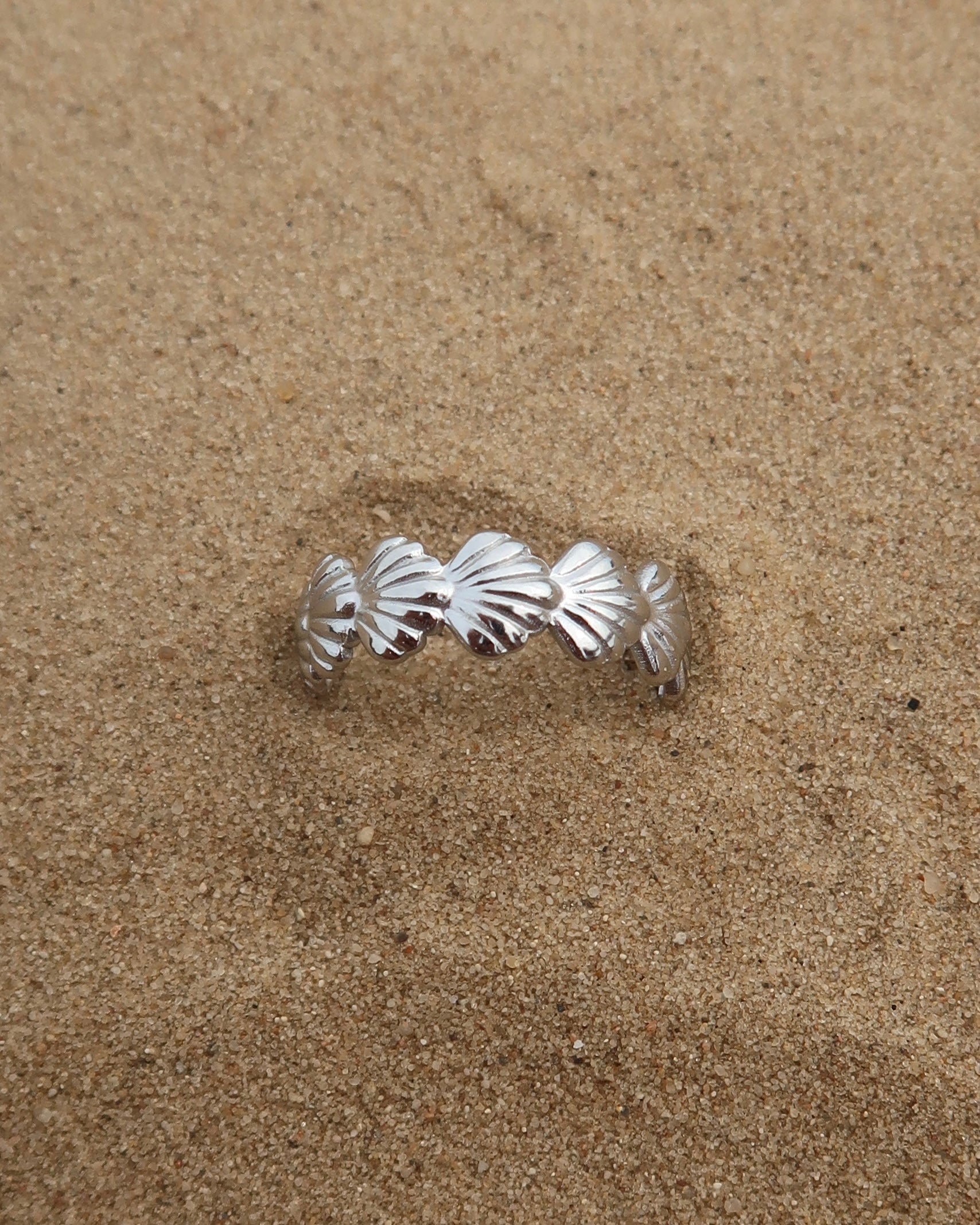 Bali Ring: verstelbare gouden of zilveren ring met schelpdetails. Stainless steel en waterproof.