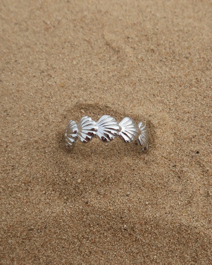Bali Ring: verstelbare gouden of zilveren ring met schelpdetails. Stainless steel en waterproof.