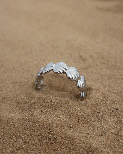 Bali Ring: verstelbare gouden of zilveren ring met schelpdetails. Stainless steel en waterproof.
